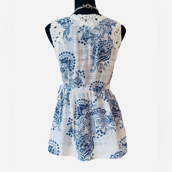 CAbi ~ Sleeveless Blue Paisley and White Blouse White Lace Trim Cinch Tie Waist - Picture 8 of 11